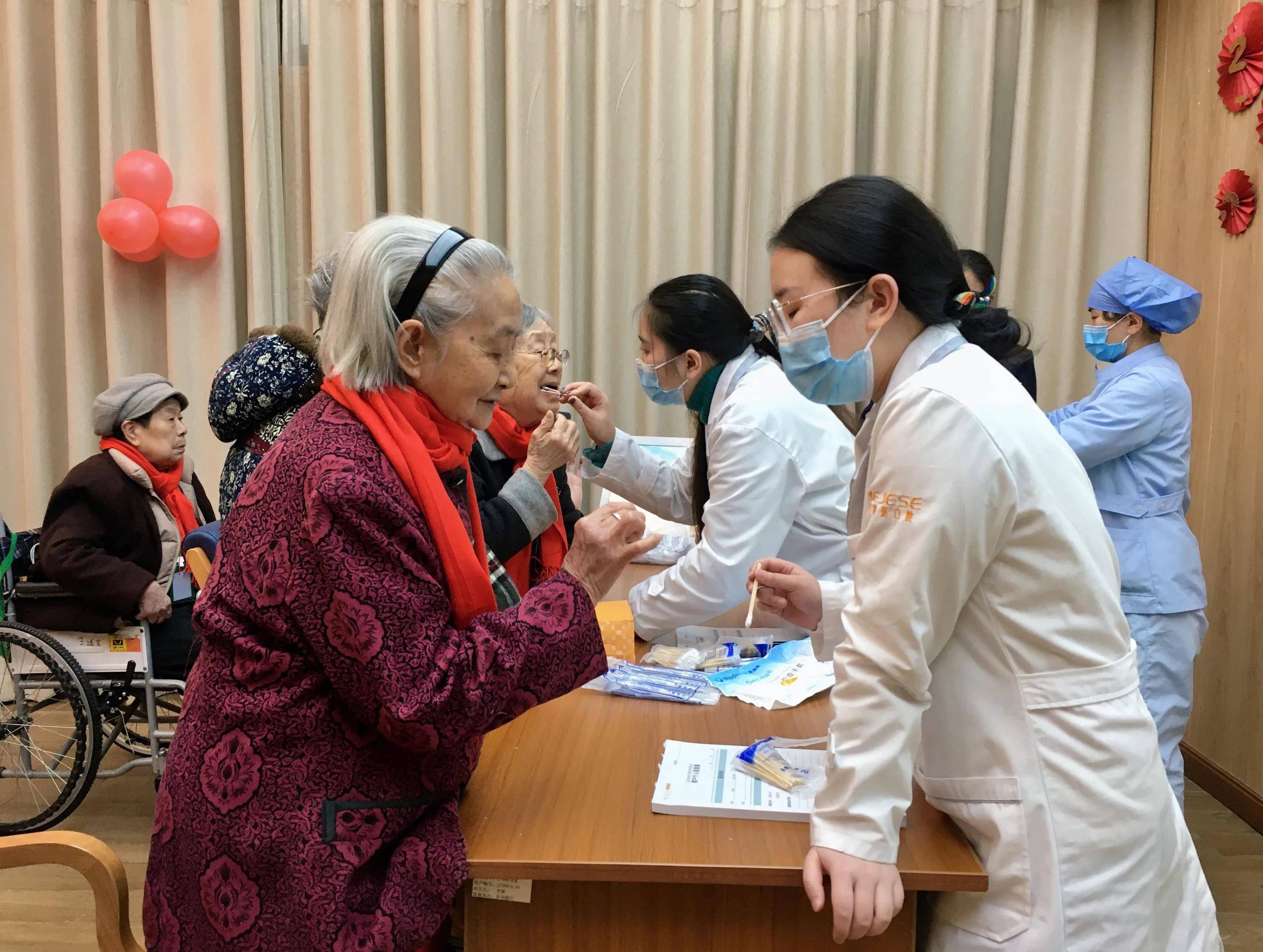 义诊活动有序展开,美即适口腔医护团队为宏善嘉悦里颐年公寓的老年人