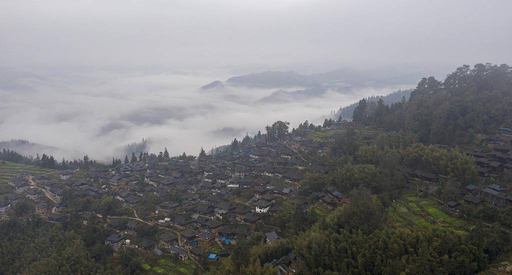 苗寨|贵州黔东南：雾绕苗寨冬景靓丽