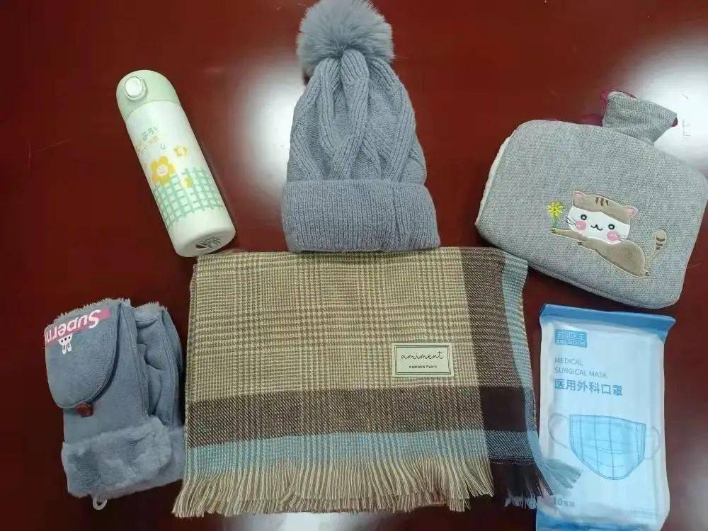 挑选了围巾,帽子,手套,保温杯,暖水袋,儿童口罩等冬季实用物品