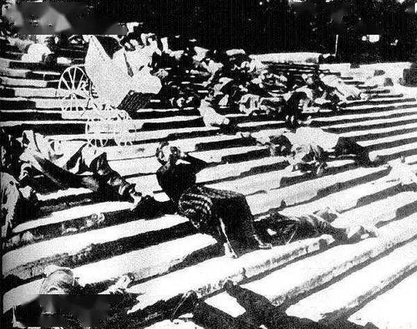 在拍摄时实验了各种蒙太奇的手法,强调镜头之间的有意识组接,以隐喻