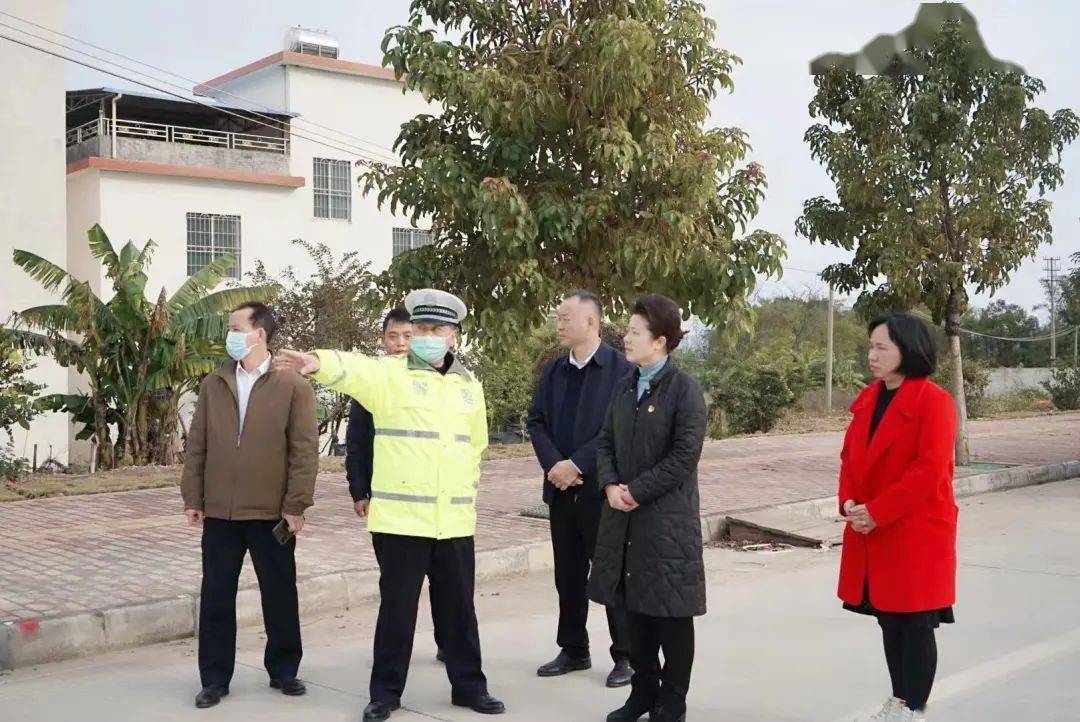 深入廊田镇实地察看g535国道王屋村路口的道路交通状况,详细了解近段