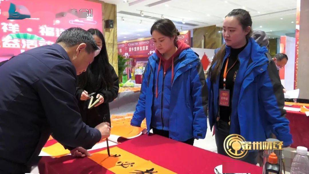 兴义书法家挥毫泼墨送春联暖人心