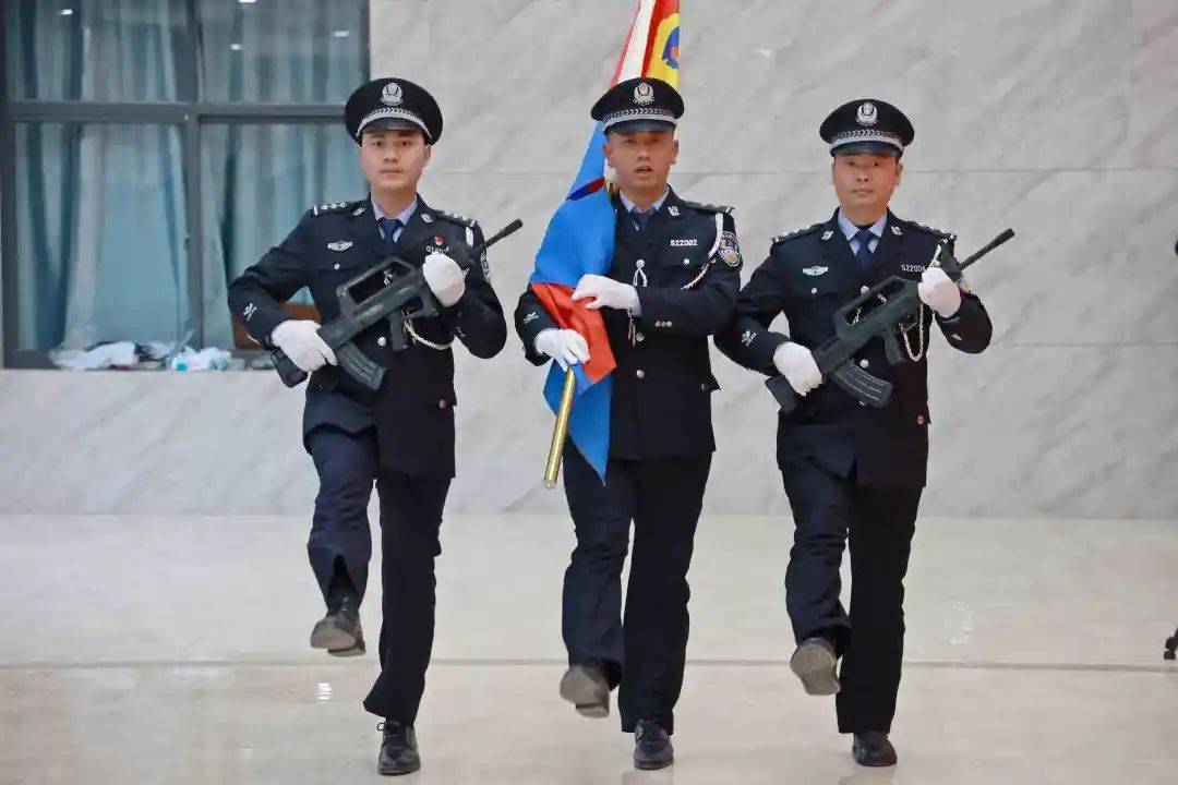 惠水法院法警大队举行授旗仪式