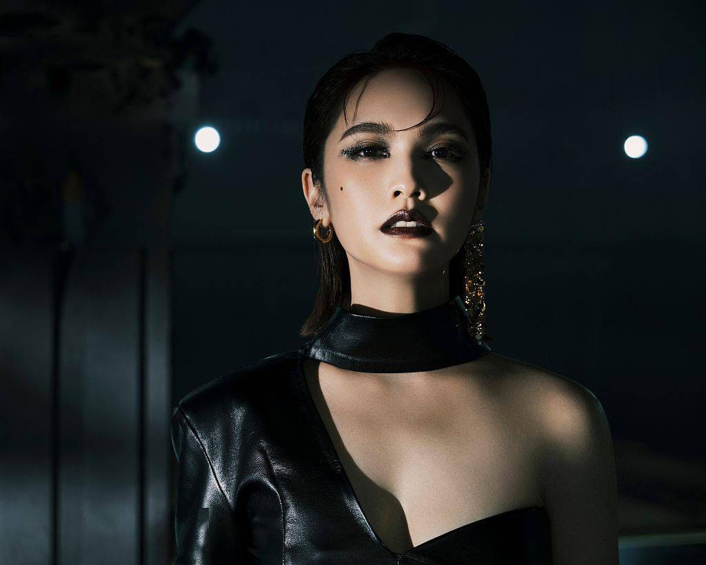 杨丞琳暗黑造型亮相《闪光的乐队》 与杨坤朱星杰共唱《孤勇者》