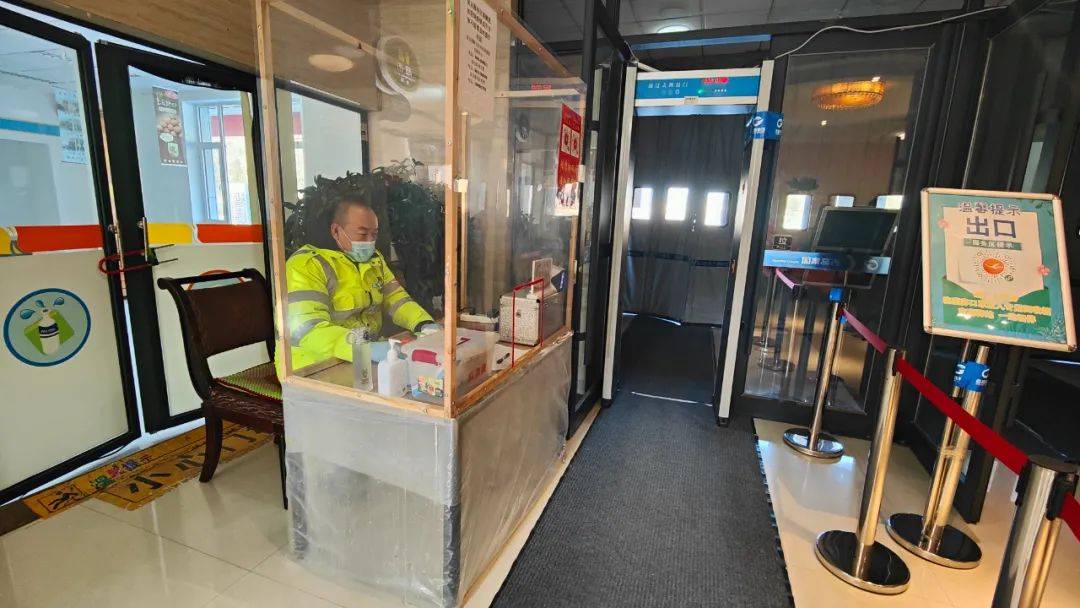 56岁的保安班长刘延安身穿绿色反光马甲,手持"垃圾夹"正将道路旁的