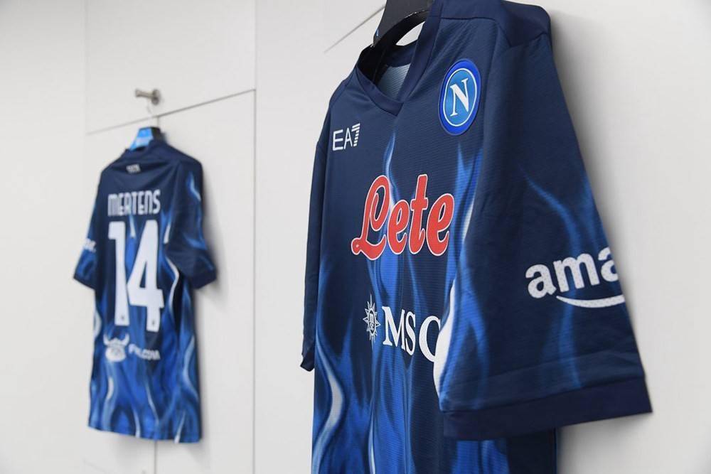 那不勒斯发布202122赛季第二客场球衣