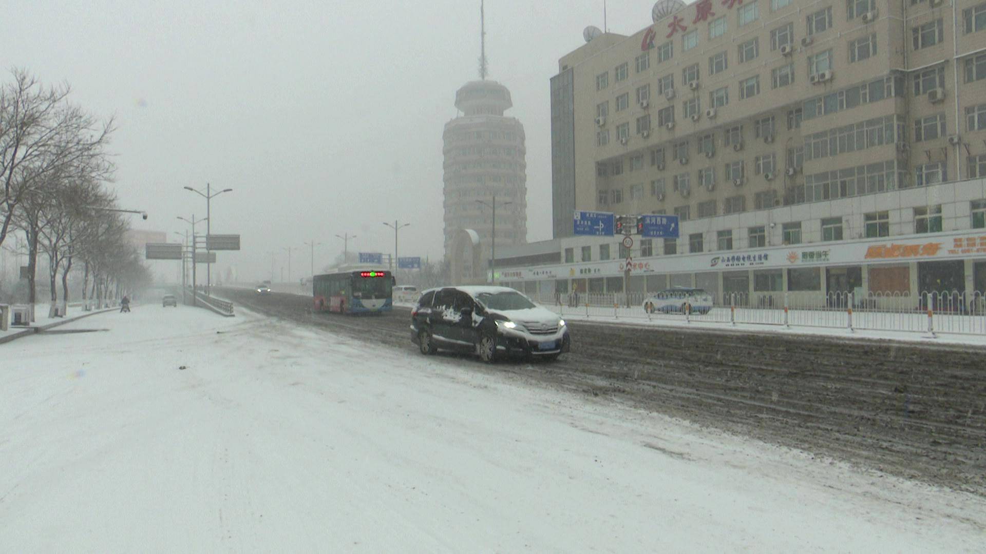 「为民创城不停步」太原：清雪除冰保安全 赏雪出行两不误