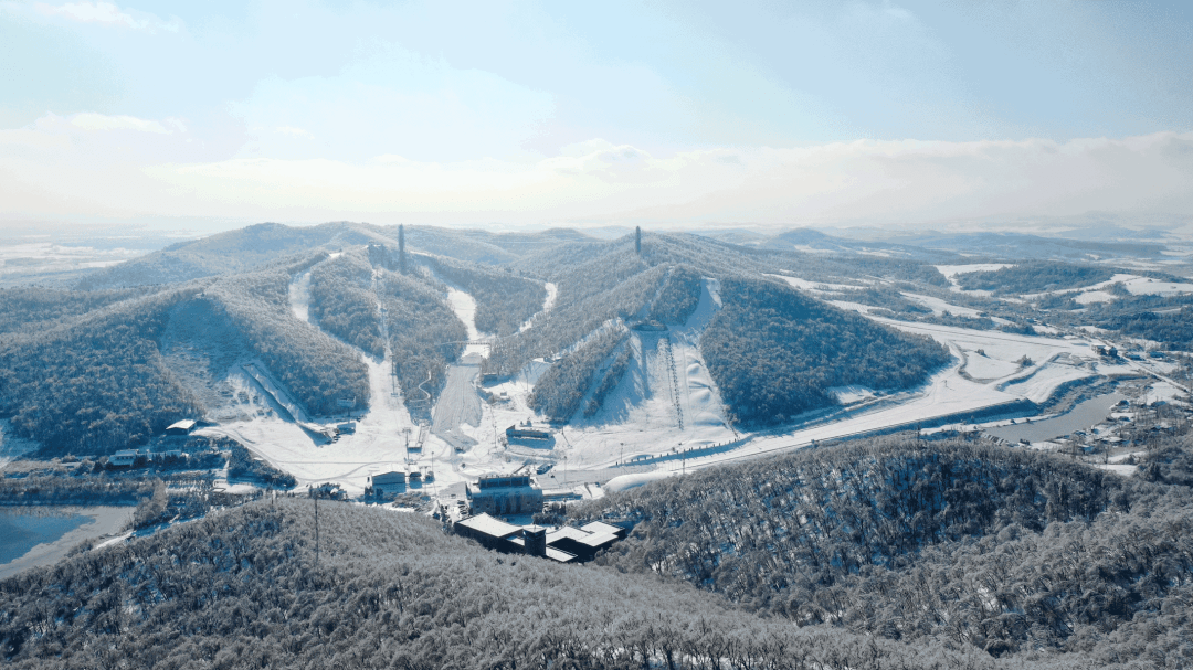 谈球吧体育冬奥在北京 体验在吉林 乐享在长春丨①邂逅莲花山滑雪场(图1)