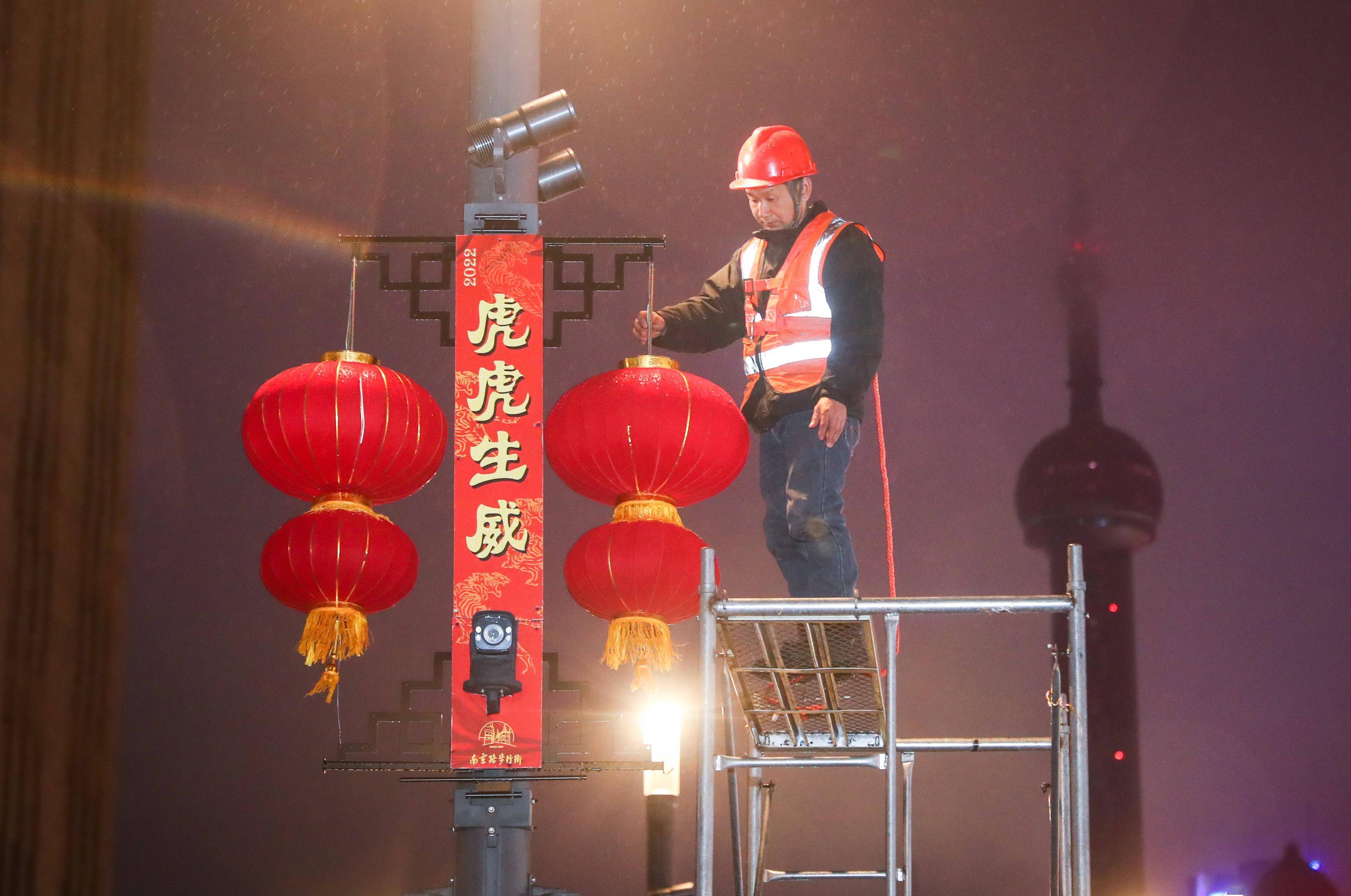 虎年春节将至,南京东路等上海重要路段大红灯笼高高挂_路灯_常东_工作
