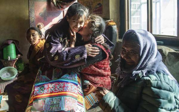 藏女西原的家人图片