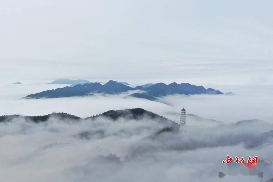 水墨画|航拍江西明月山雨后云雾缭绕 风光旖旎如水墨画