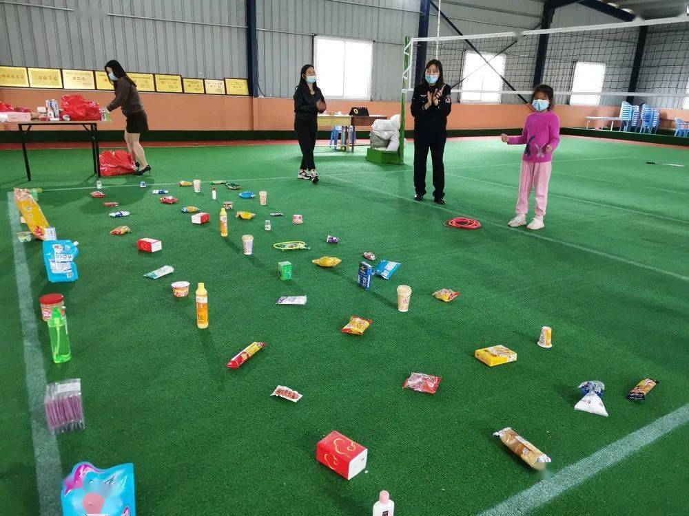 妙趣横生的套圈游戏温馨的冬日零食清脆爽朗的笑声让人兴奋的喝彩圈出