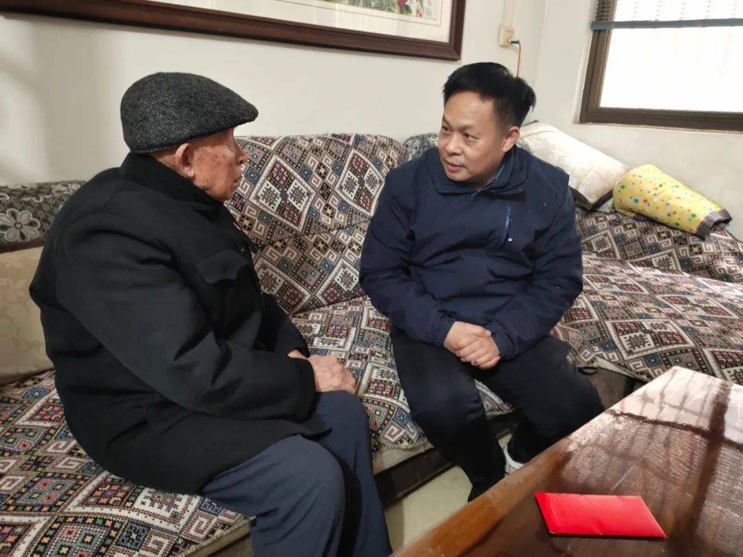 薛建国深入城乡慰问离休干部道德模范和困难家庭