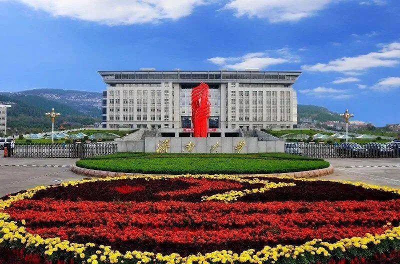 28、 济南大学（省部共建）涉及专业：美术学（师范类）、服装与服饰设计