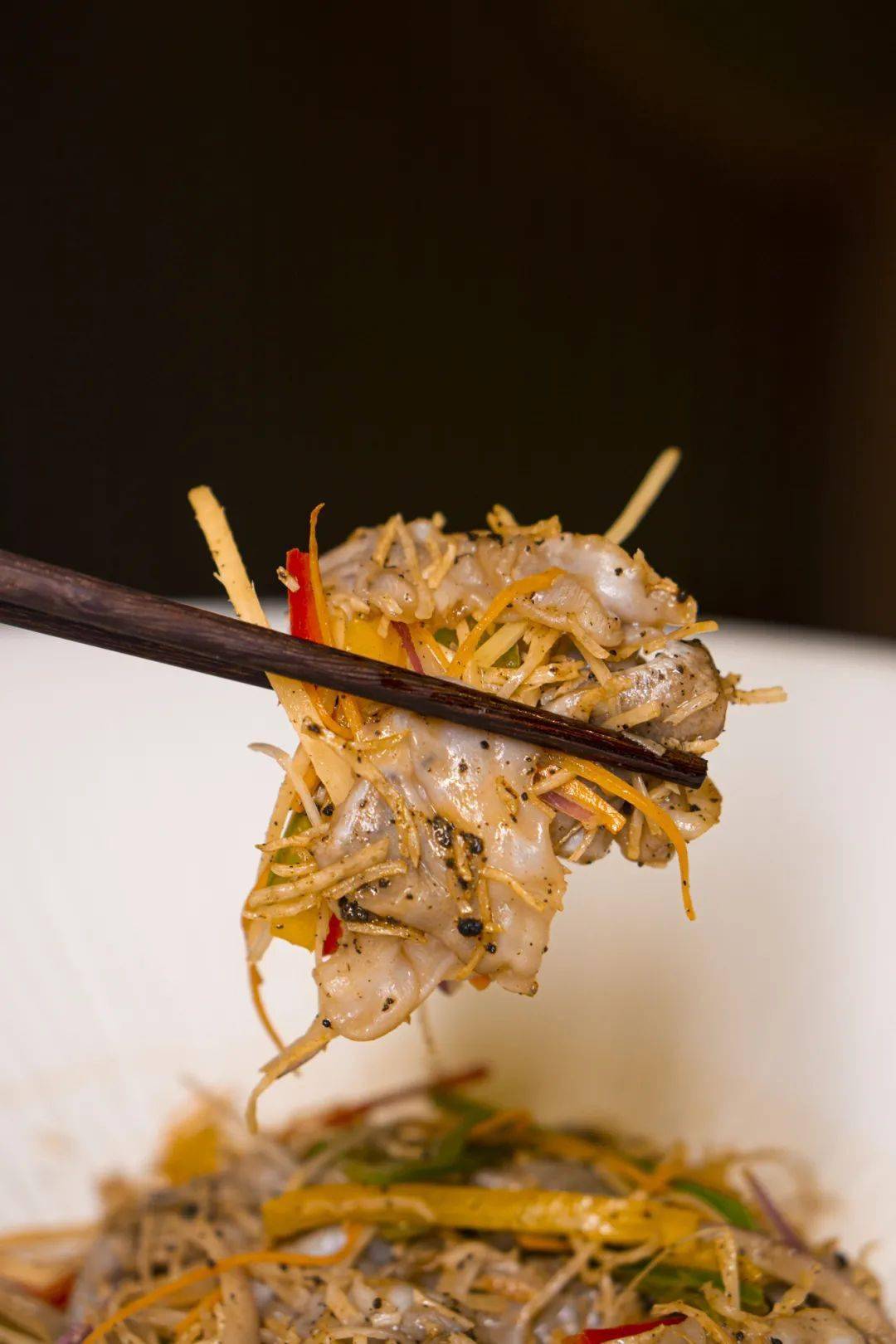 新鲜的薄片象拔蚌碰上酥脆带有劲头的油炸芋头丝,水果椒的芳香,黑松露