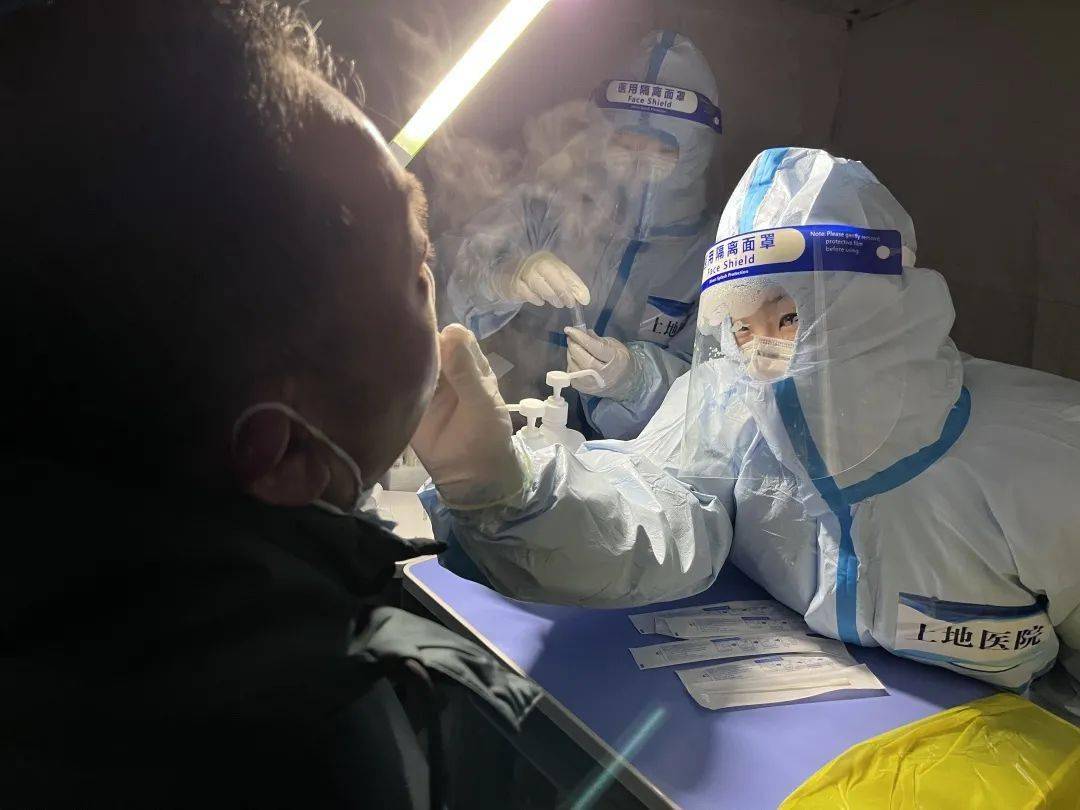 北京四季青医院此次临时组成的核酸采样队伍中,有刚下夜班的,也有即将