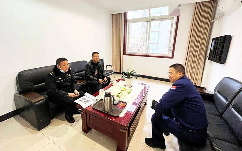 为推进川东商业城违建整治,1月21日,县城市管理局