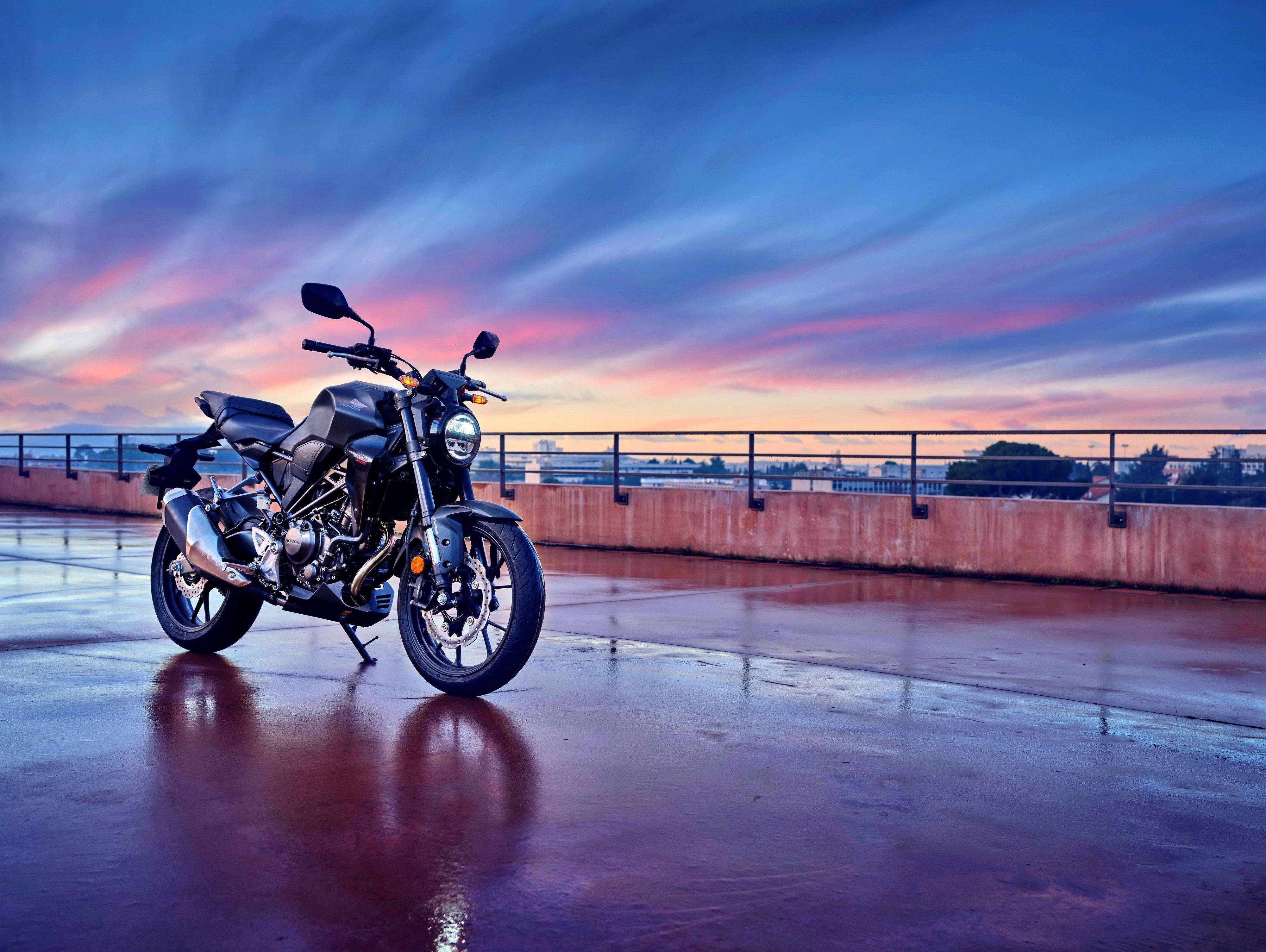 honda2022轻量级街车cb300r户外特写