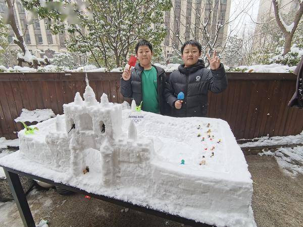 郑州小学生用雪堆出迷你版冬奥会滑雪场