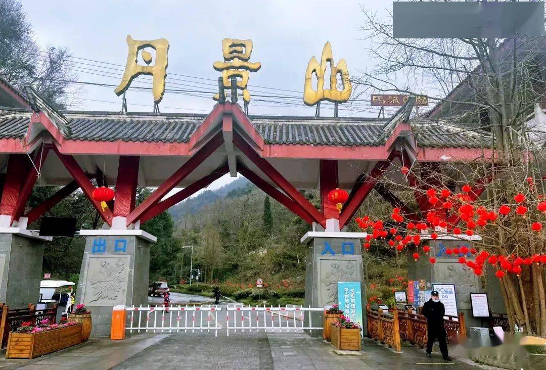 景区门票30元;花村街免费;童话火车总动员97元地址: 彭州市丹景山镇