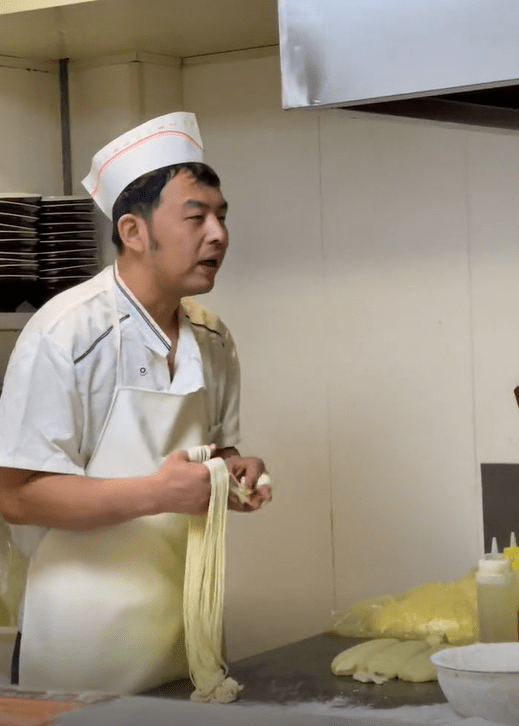 鞍山抻面小哥酷似雷佳音走红没有血缘关系我头围60比他小一号