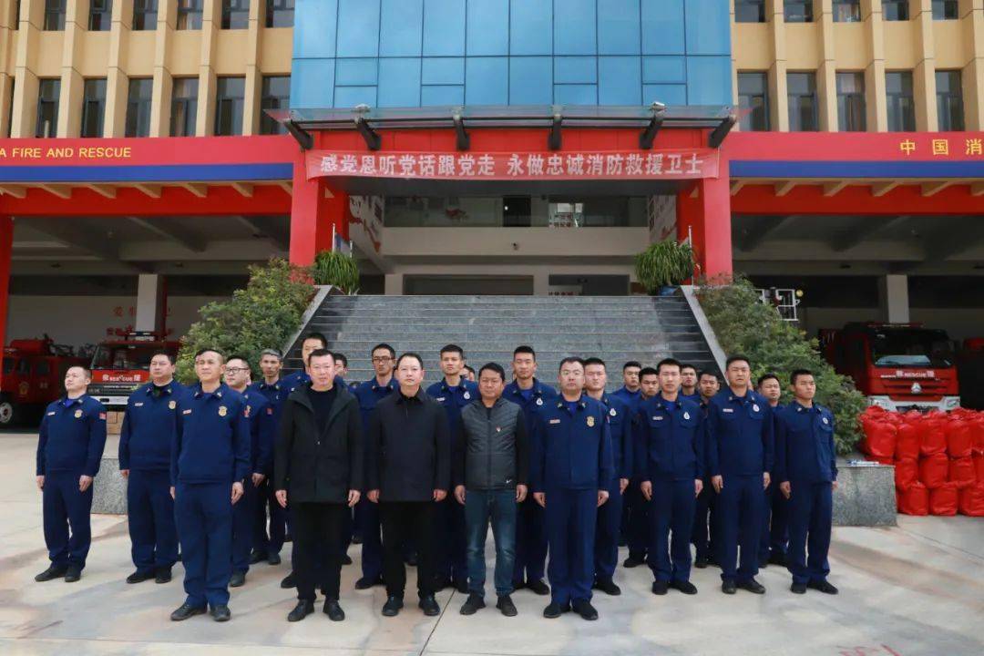 泸西县人民政府副县长周舟春节前看望慰问消防救援人员