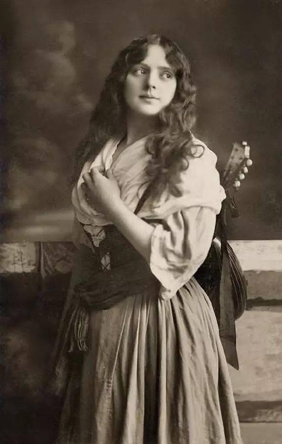 一百年前的姑娘照片图片