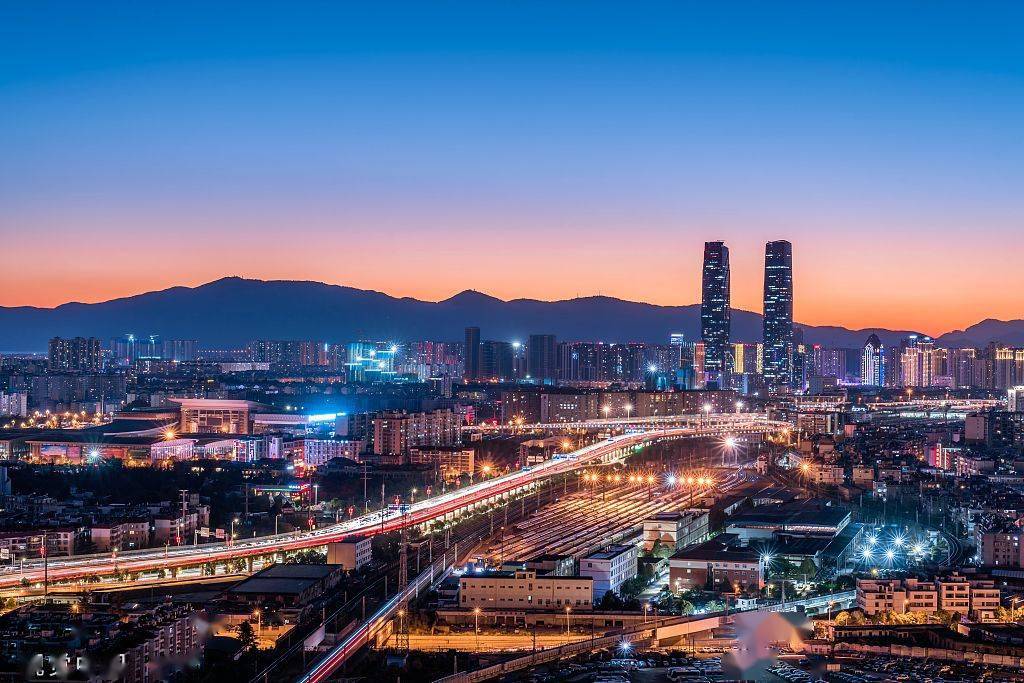 世茂·璀璨世家择址昆明南市区核芯,坐享醇熟配套,与巫家坝直线距离仅