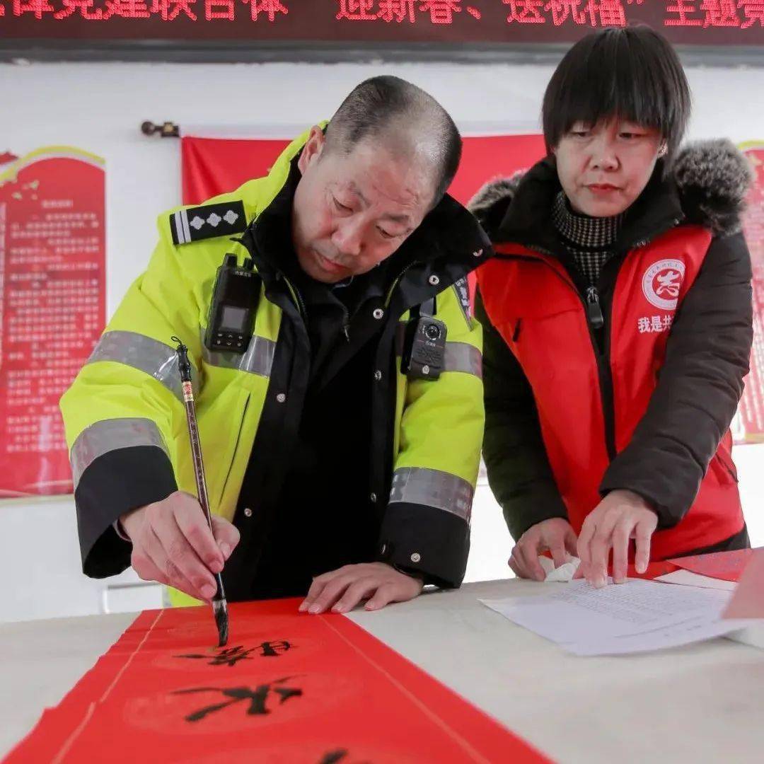 当交管宣传遇见新春对联高速交警开展迎新春送祝福主题宣传活动丨平安