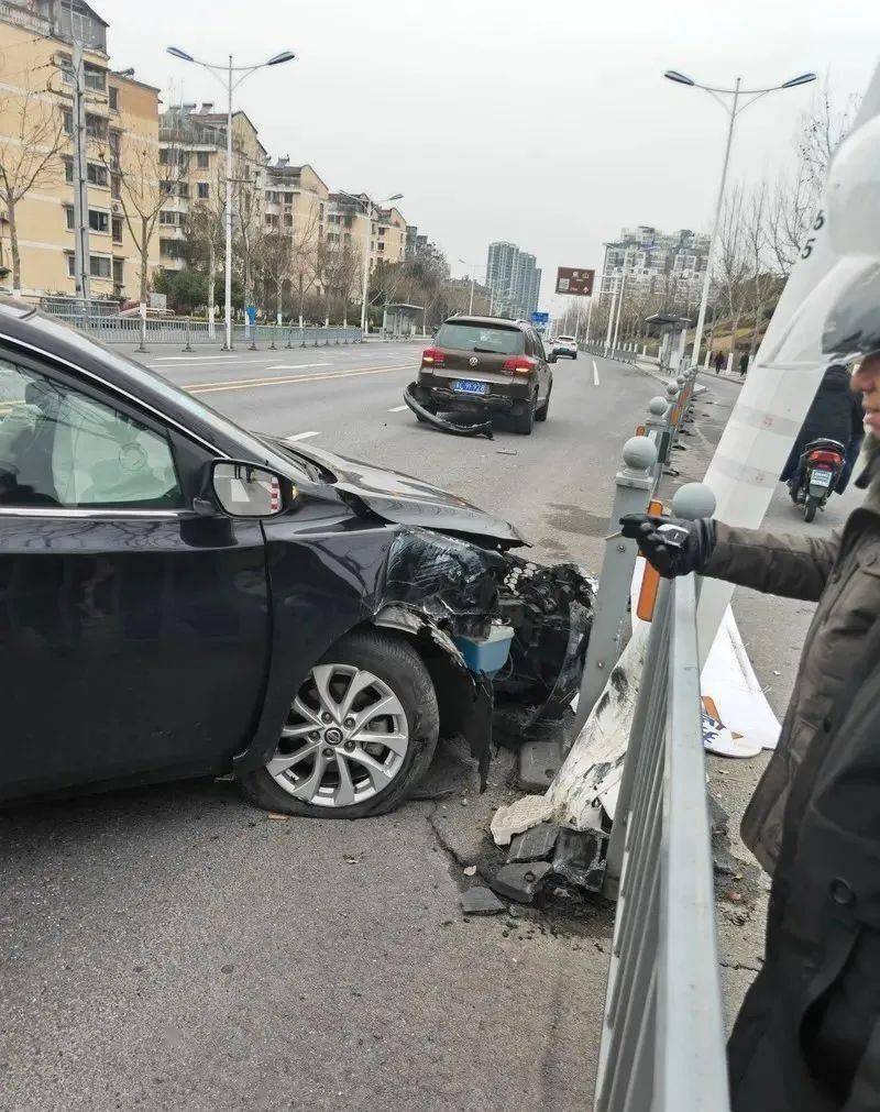 今晨镇江某路发生车祸._网友_洪溪_人中
