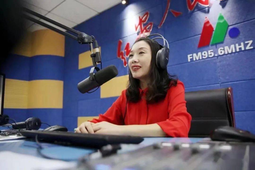 主持人:黄芳主持人:徐佩主持人:张凌主持人:杨海博红安人民广播电台fm