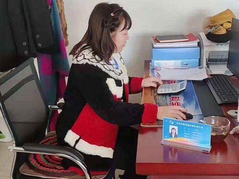 乌海市镇街道统计员戴胸牌摆桌牌亮身份上岗