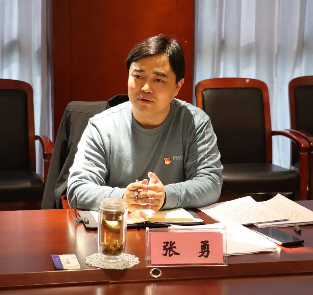 最后,县委党史学习教育第五巡回指导组组长张勇提出几点意见:专题民主