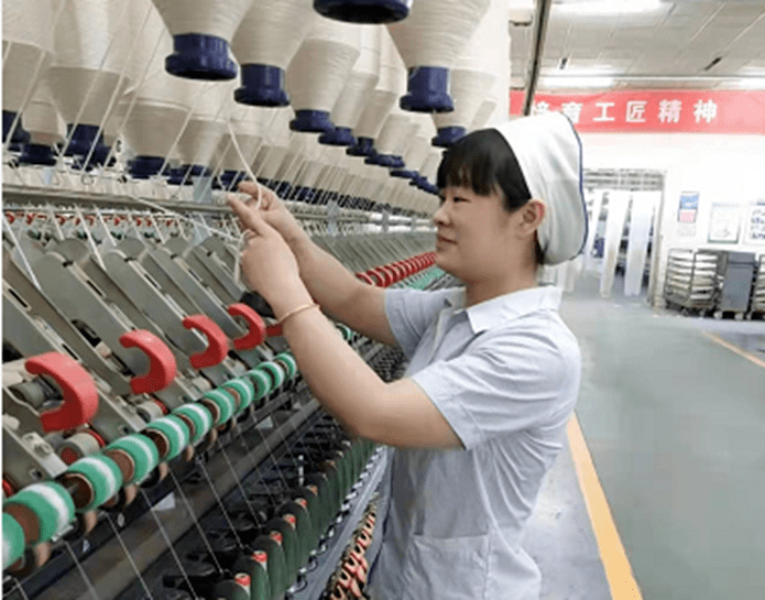 棉纺织人物悦达纺织集团刘静漫步在细纱车档中的技能攀登者