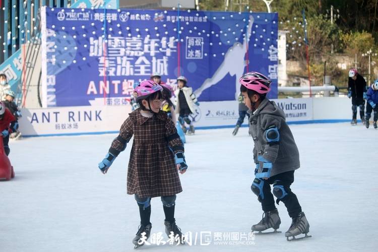 冬奥|筑梦冬奥丨与鸽共舞！贵阳首家真冰滑冰场引来众多鸽子“打卡”