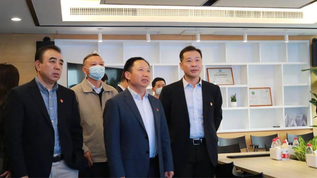 郭志东副总裁一行检查了办公楼等区域6s管理和消防情况,对公司各单位