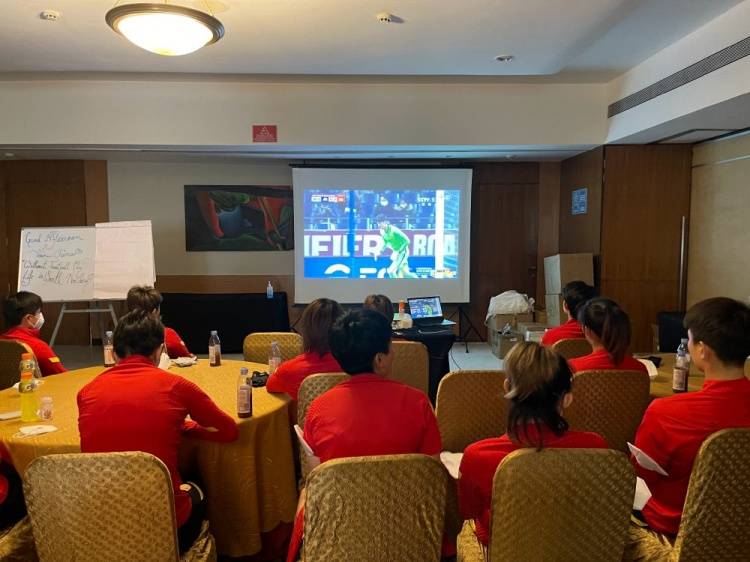 比赛|中国女足集体观看中国男足对阵日本，李影发文：男足，雄起