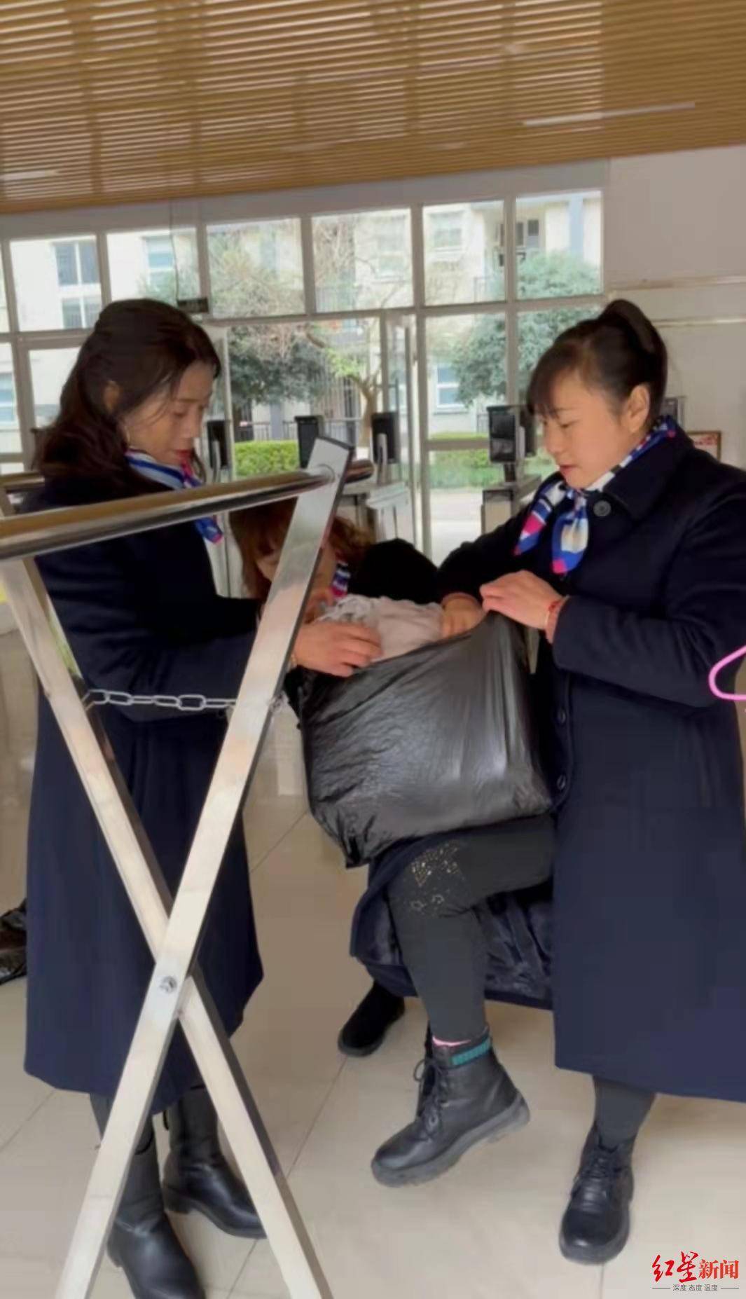 太暖了大学生放假忘收晾晒衣物宿管阿姨帮收三四十包并保存举手之劳