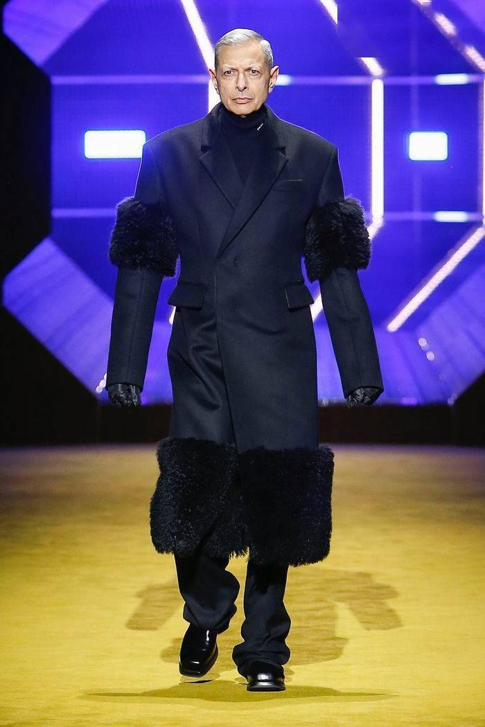 喇叭裤垫肩和喇叭裤重现2022米兰男装周，还有来自女性衣橱的灵感