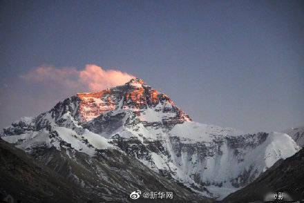 景象|蓝天白云相衬下的珠峰景象壮观