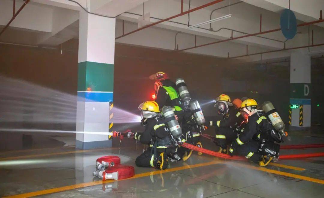 实战筑强兵——肇庆消防开展地下建筑火灾扑救应急处置实战拉动演练,"