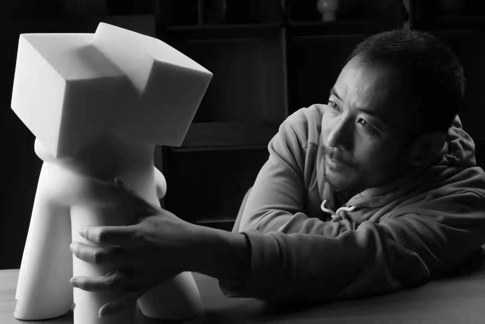 新闻8点见丨冬奥公园《雪孩子》雕塑师刘洋：用雕塑连接世界
