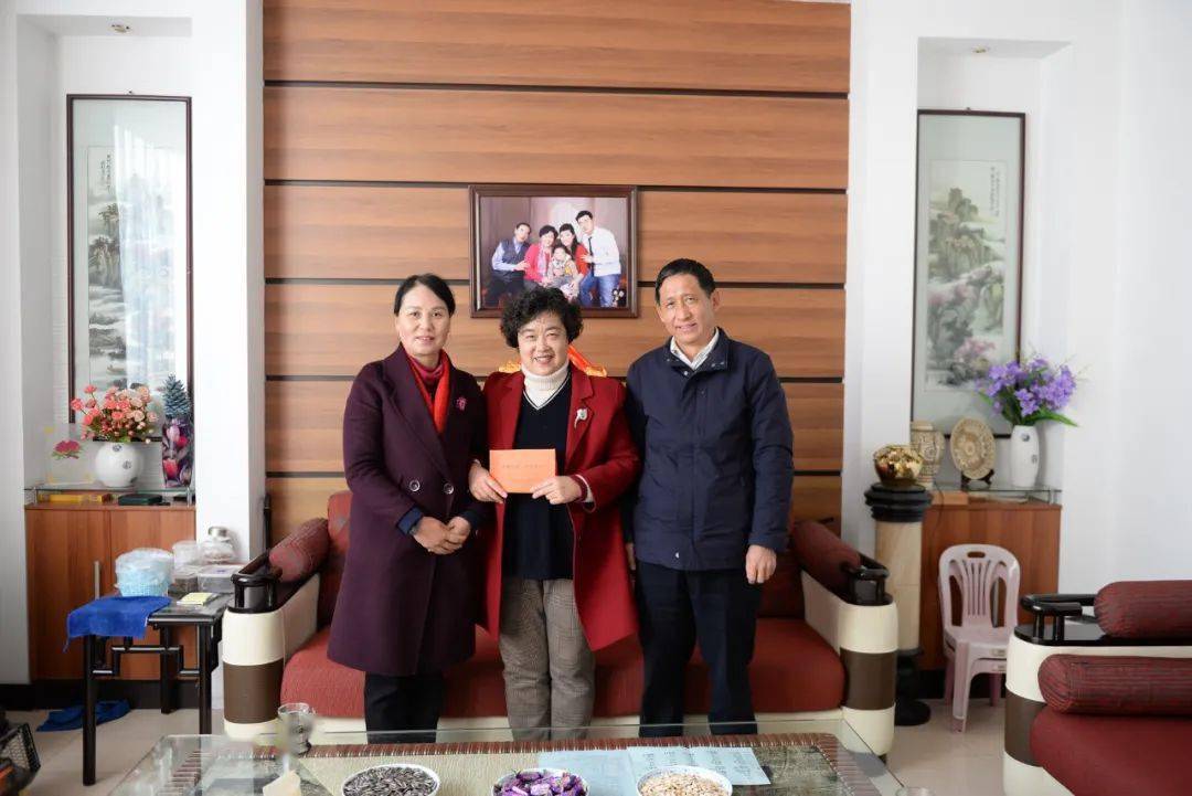 张剑萍看望慰问州人大常委会退休老同志
