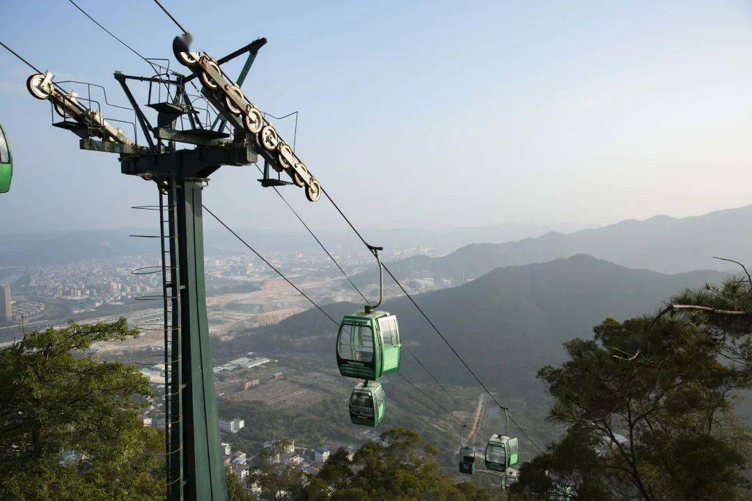 乘缆车上山,有种腾云驾雾的感觉.
