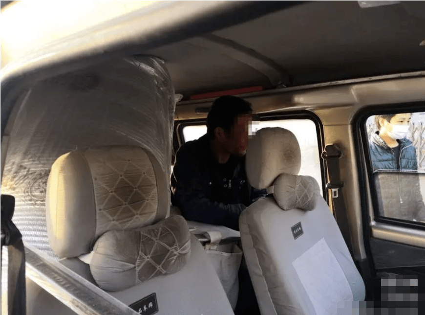 面包车因行驶异常被长治交警拦下,打开车门一看,交警都惊呆了!