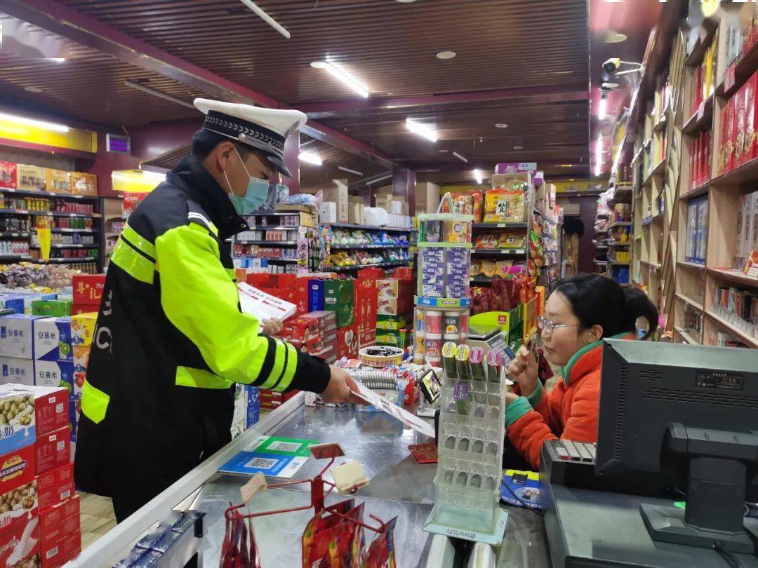 春节临近镇宁交警逛ktv超市餐馆烧烤店加油站开展劝诫酒驾宣传活动