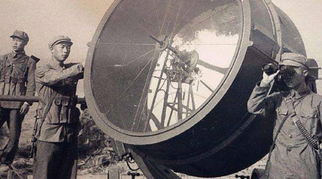 当时我国还没有工业能力,所以从苏联进口了一批二战时期使用的探照灯.