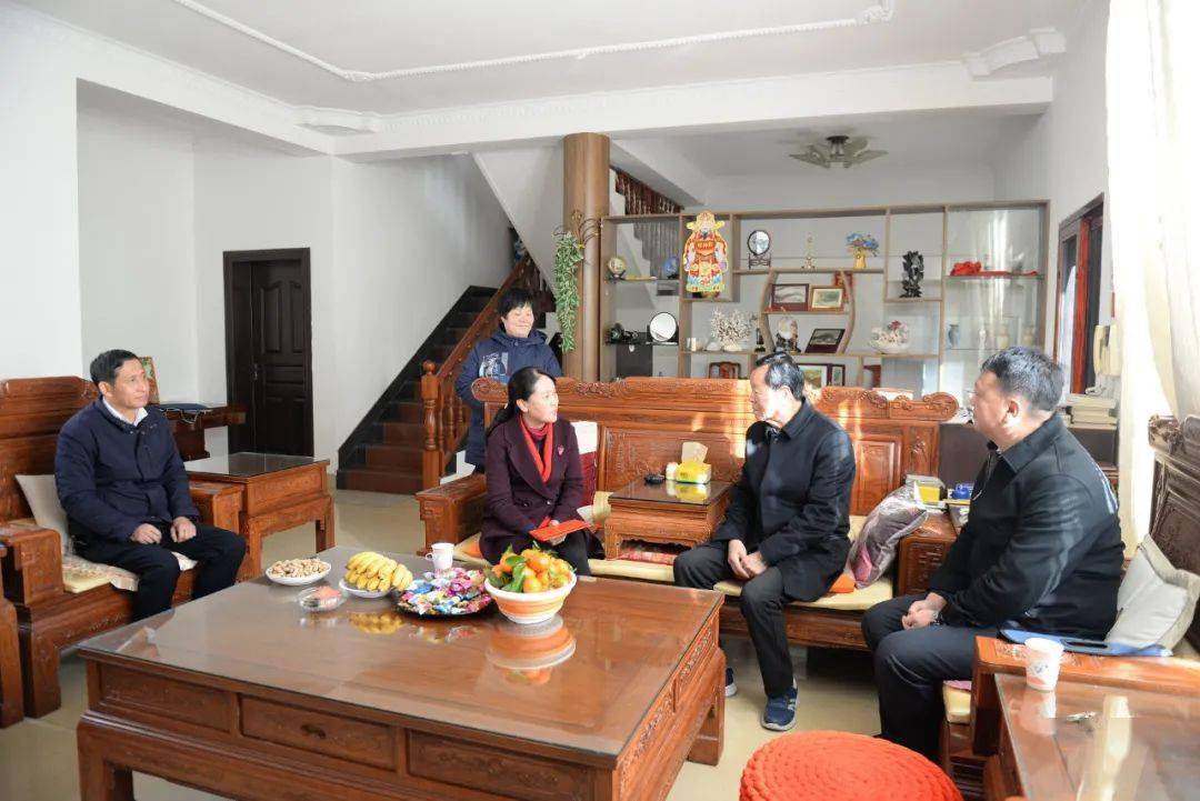 州人大常委会秘书长茶兴培,州委老干部局有关负责同志陪同慰问.