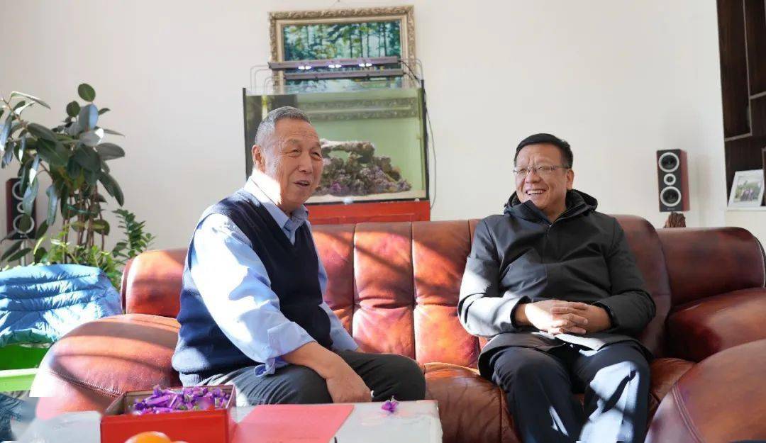 局巴瑞明巡视员▲ 杨林一级巡视员慰问原市场监管局格日勒图巡视员