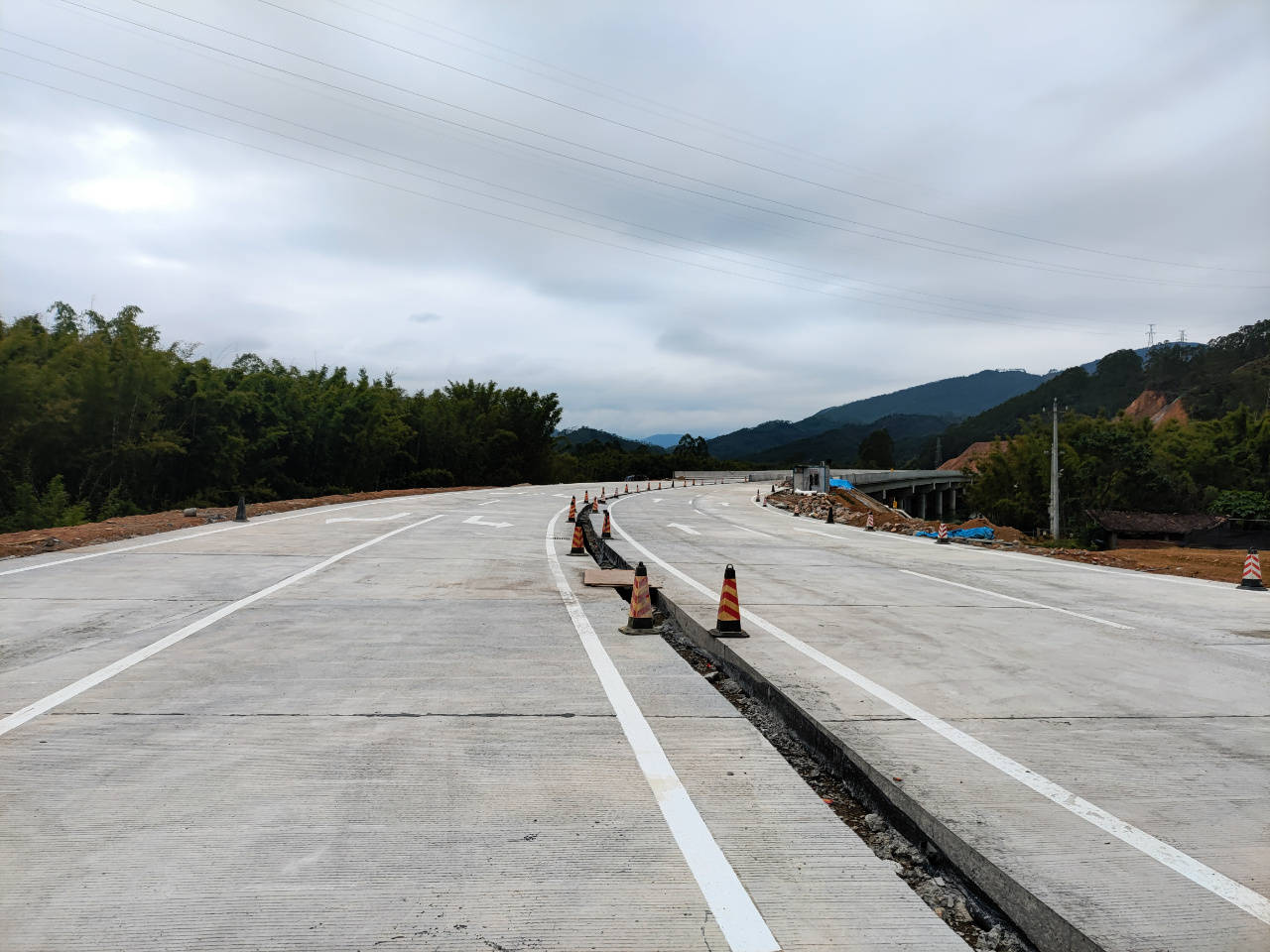 線鳳崗至南灘段改建工程項目採用二級公路結合市政道路技術標準建設